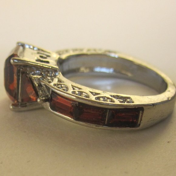 Elegant 18k White Gold Garnet Ruby Ring - Picture 4 of 8